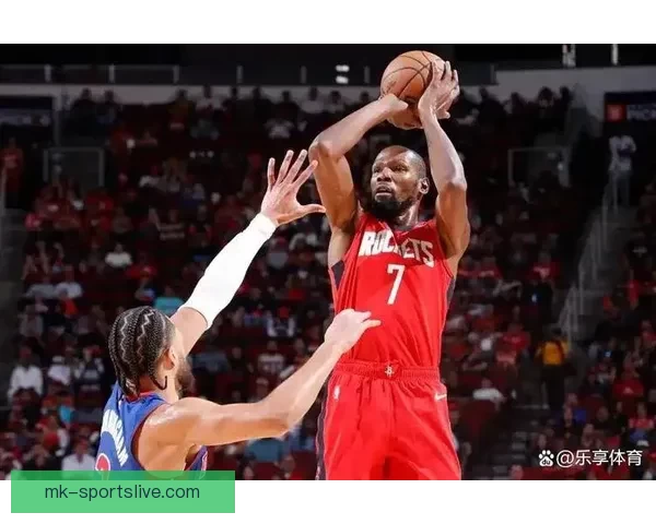 火箭众将庆祝胜利朝杜兰特泼水 乌度卡将比赛用球赠送阿杜 火箭众将庆祝胜利朝杜兰特泼水 乌度卡将比赛用球赠送阿杜
